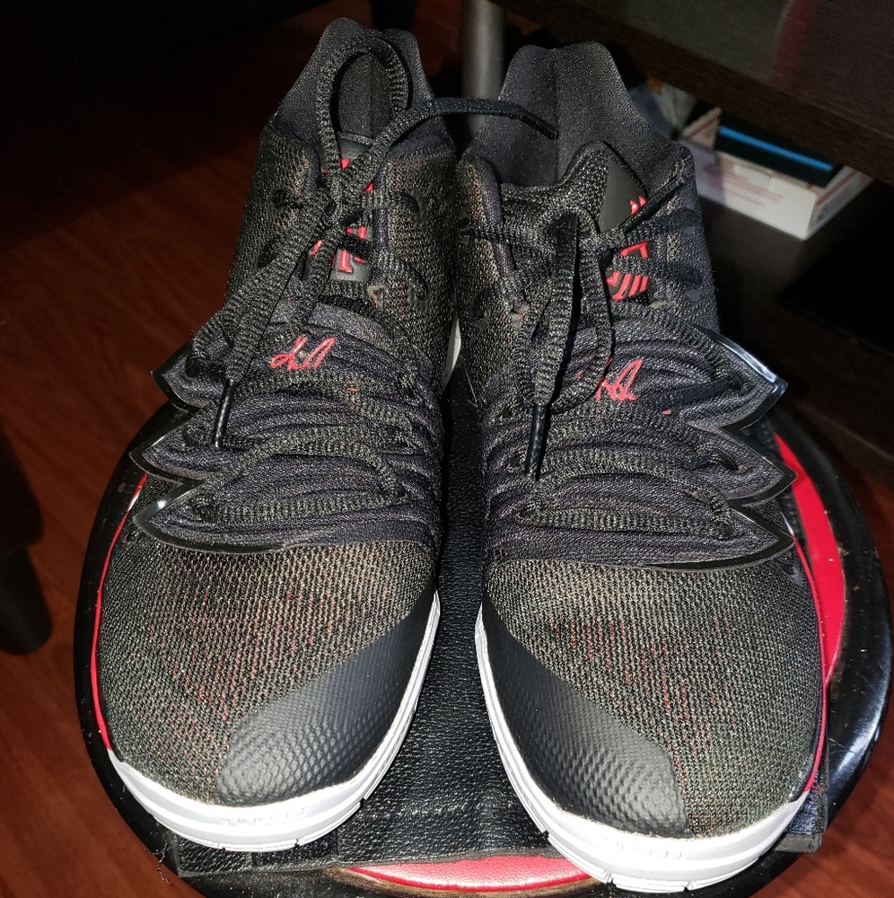 MENS KYRIE 5 SIZE 6